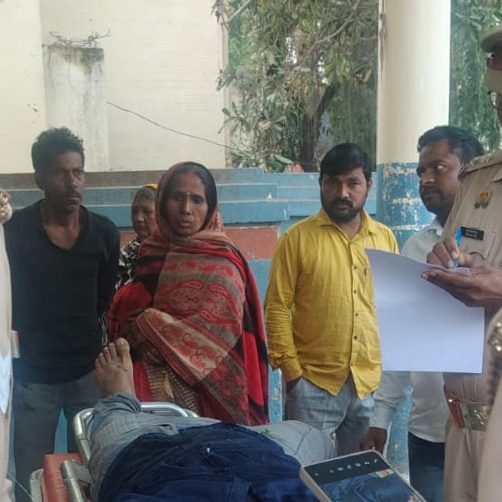 सुल्तानपुर में पूर्वांचल एक्सप्रेसवे पर ठेकेदार की मौत:नींद आने के कारण बुलेट डिवाइडर से टकराई, दो मिस्त्री गंभीर घायल