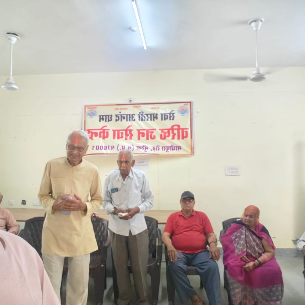 पेंशनर्स ने वृद्धाश्रम में बुजुर्ग संग मनाई होली
