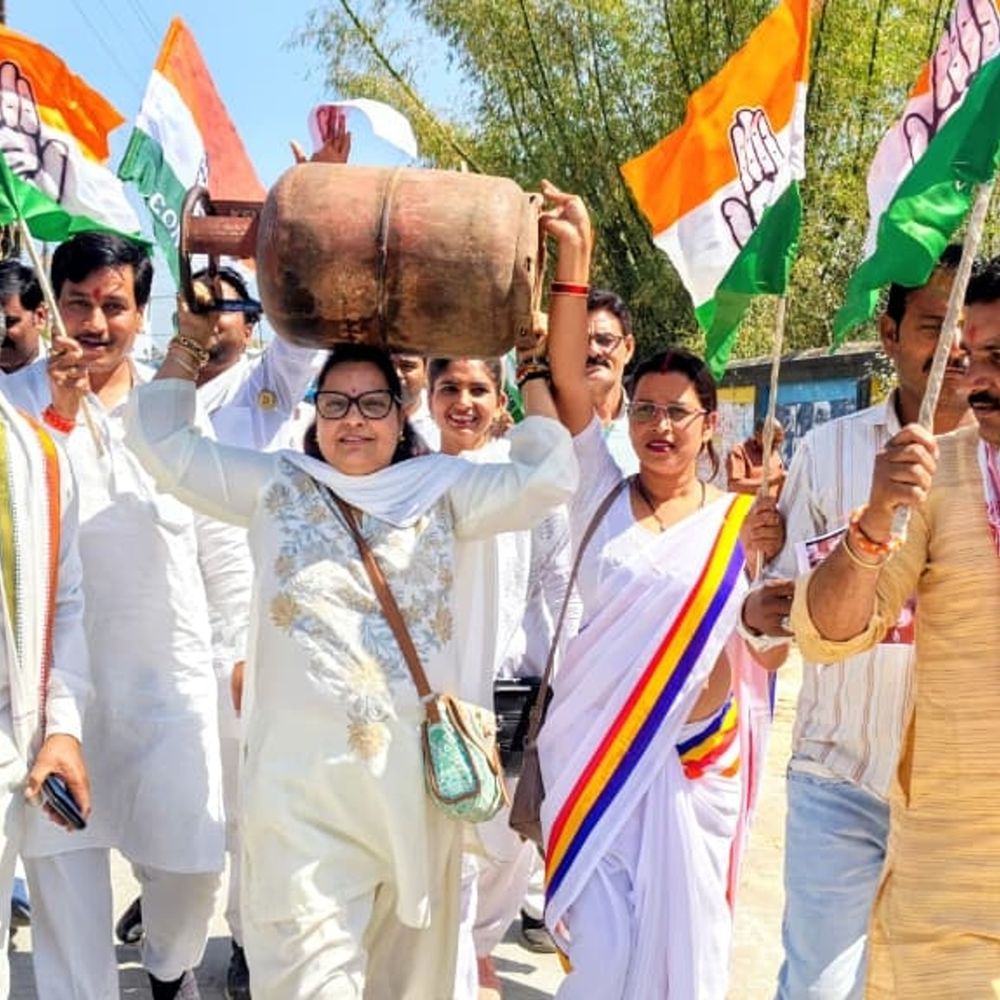 बढ़ती कीमतें… सिर पर खाली सिलेंडर रख किया विरोध