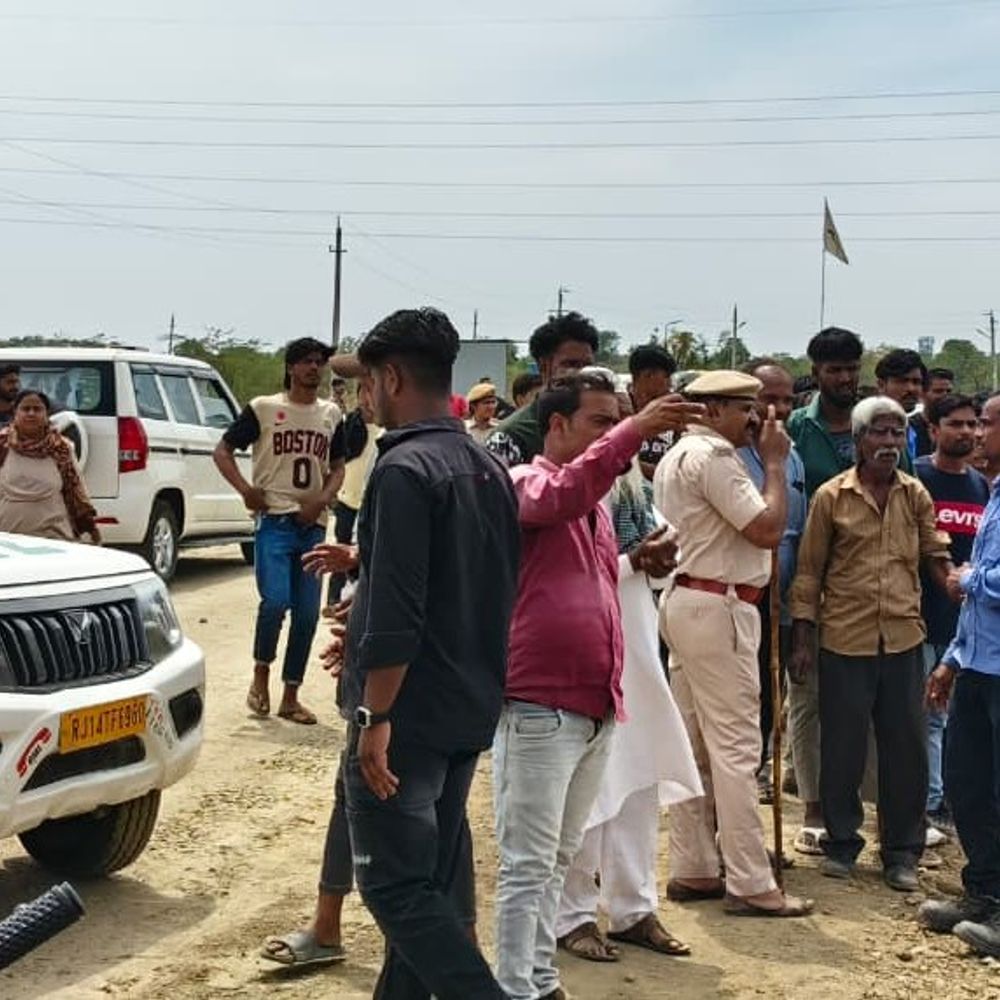 राजसमंद में जेसीबी से हटाए गए अतिक्रमण:रेलमगरा के सिन्देसर कला में गोचर भूमि पर कार्रवाई की, सहमति के बाद दी 2 दिन की मोहलत