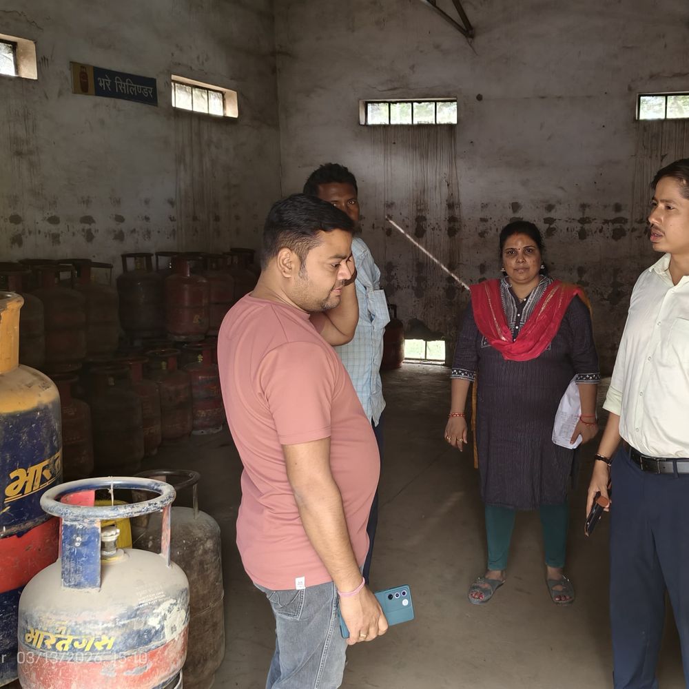 जलालगढ़ में भारत गैस एजेंसी पर अनियमितता का आरोप:BDO और MO जांच करने पहुंचे, एजेंसी को समान बिल देने के निर्देश