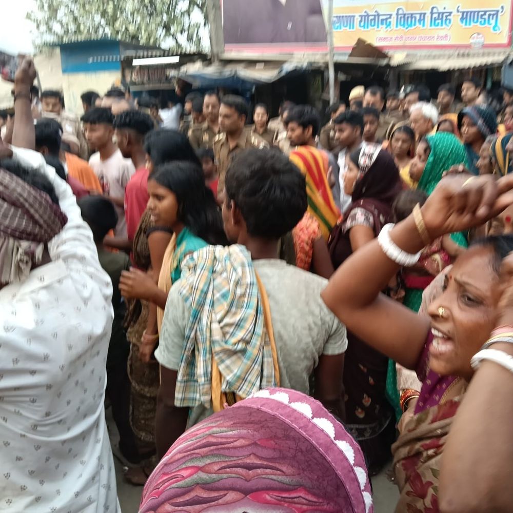 बलिया में मारपीट से अधेड़ की मौत:ग्रामीणों ने शव रखकर किया प्रदर्शन, आरोपियों की गिरफ्तारी की मांग