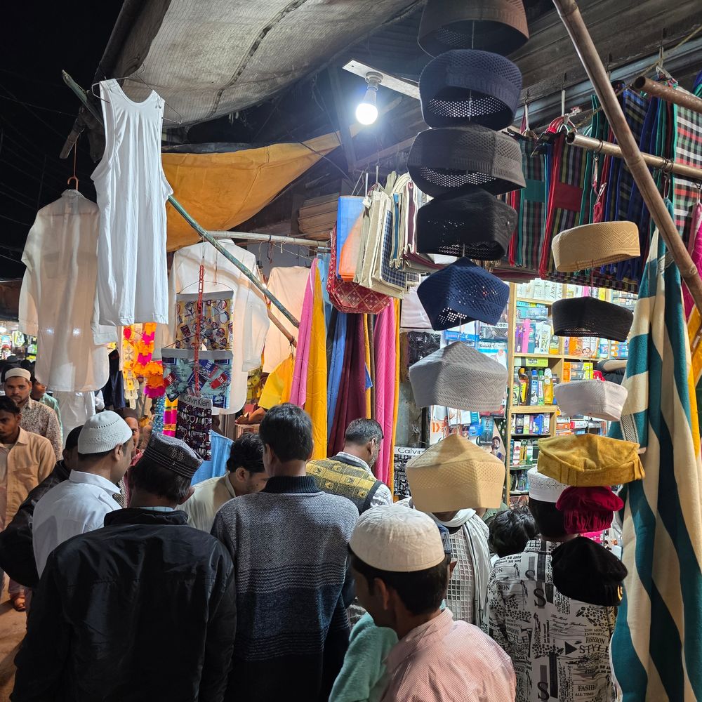 संभल में ईद की चांद रात पर खरीदारी:फूलमाला ₹30 से ₹80, इत्र ₹20 से हजार रुपए तक बिका, ₹100 की नग वाली टोपी की डिमांड