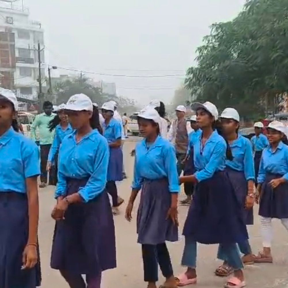 DM ने प्रभात फेरी को हरी झंडी दिखाकर किया रवाना:शेखपुरा में बच्चों ने लगाए बिहार गौरव’ के नारे, परेड ग्राउंड में कार्यक्रम आयोजित