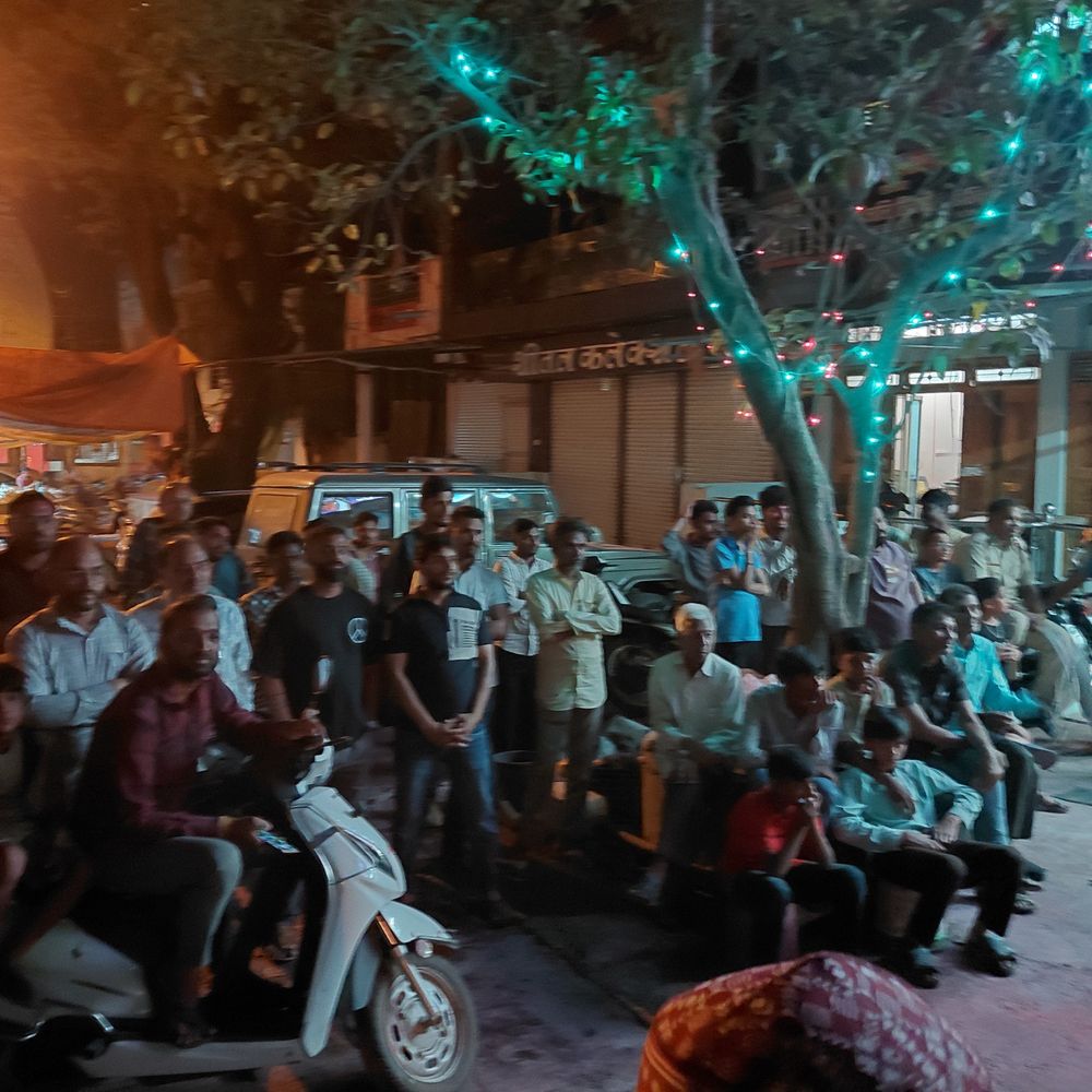 आलीराजपुर में T20 फाइनल के लिए विशेष इंतजाम:शहर के प्रमुख चौराहों पर लगीं बड़ी स्क्रीनें; युवाओं और बच्चों में विशेष उत्साह