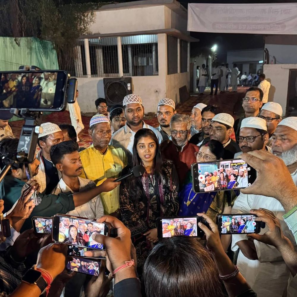 मधुबनी जिला परिषद अध्यक्ष के आवास पर इफ्तार पार्टी:बड़ी संख्या में रोजेदार शामिल, अमन-चैन की मांगी दुआ