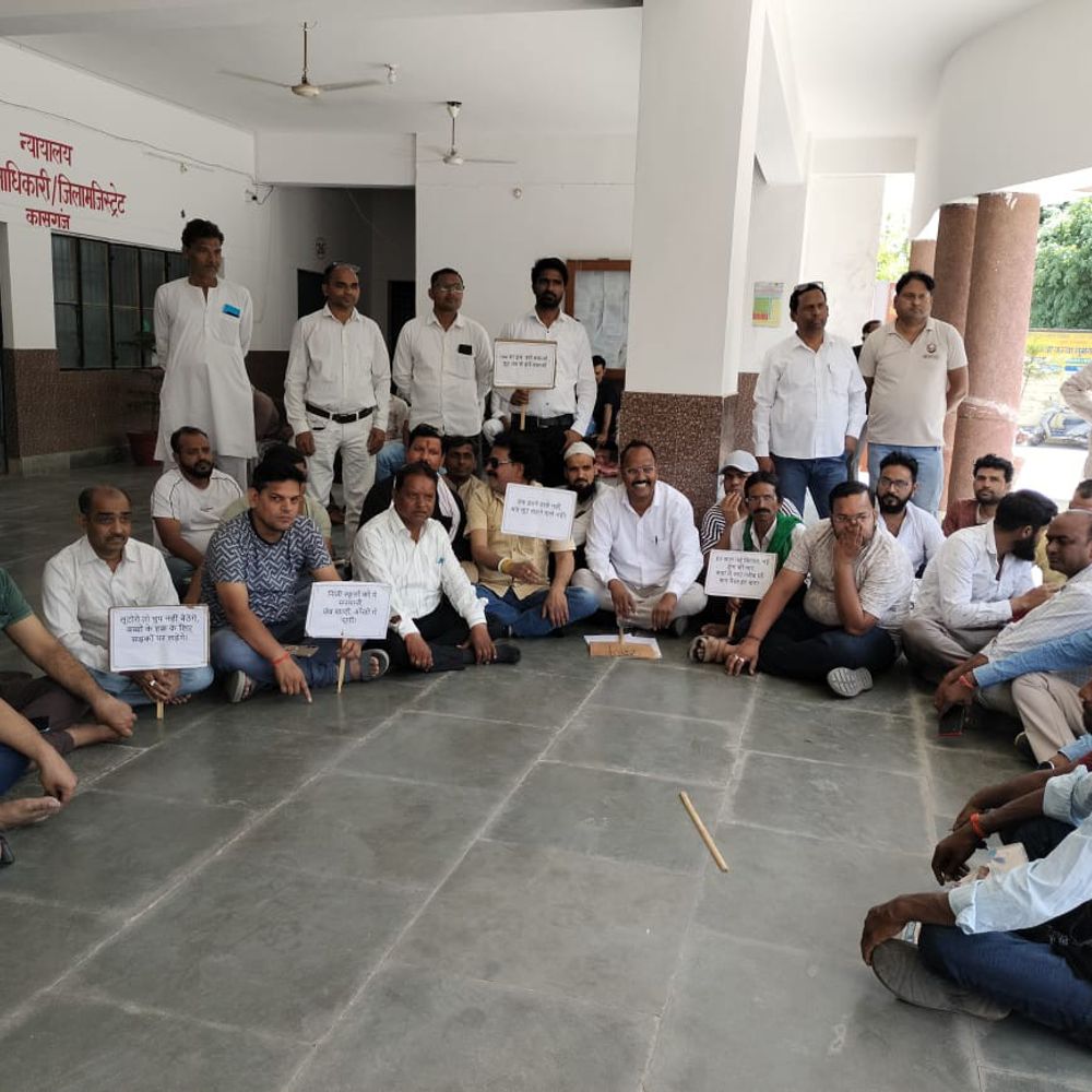 हरवीर भारतीय ने निजी स्कूलों की मनमानी पर सौंपा ज्ञापन:महंगी किताबों और अवैध शुल्क वसूली पर कार्रवाई की मांग