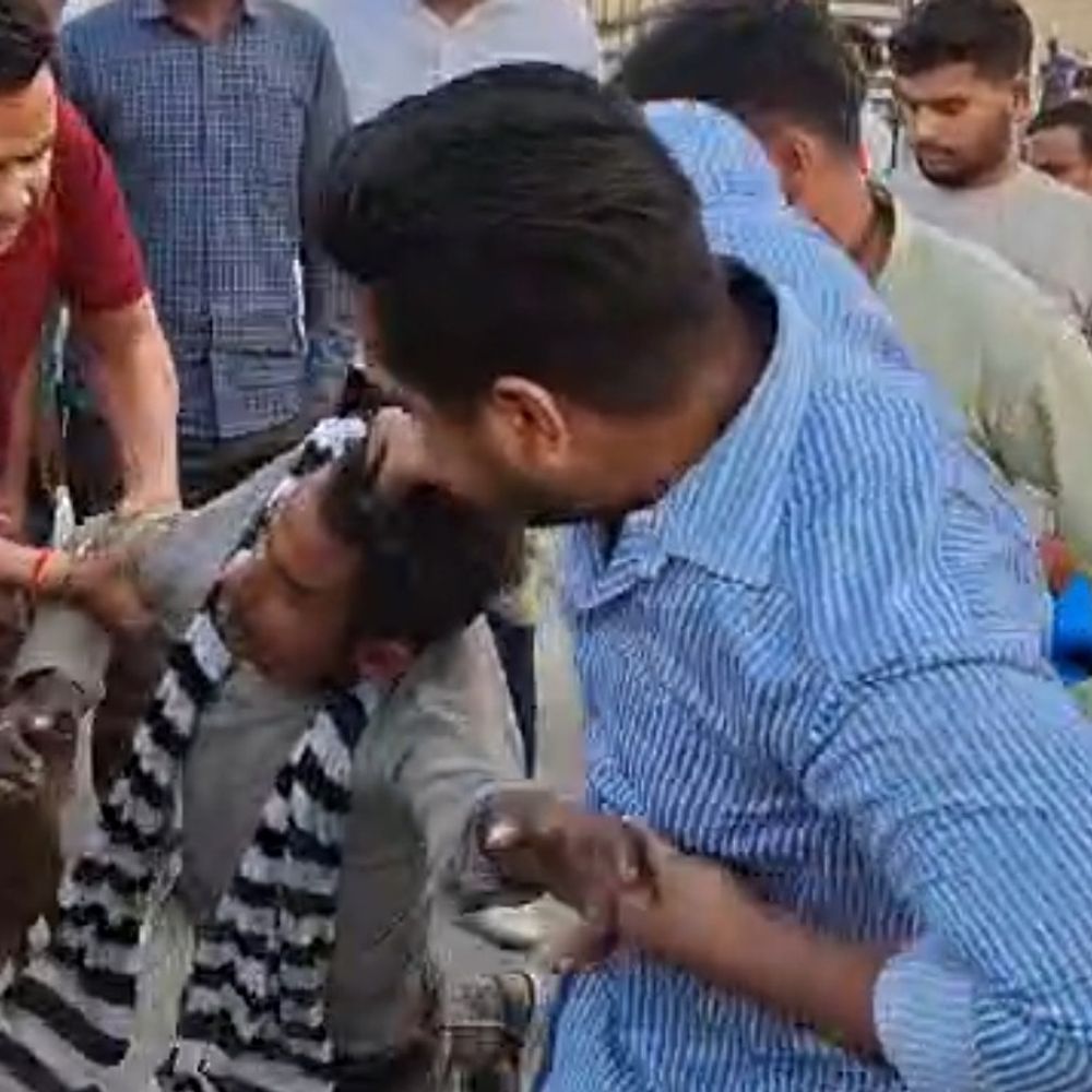 बैढ़न में युवती से मोबाइल छीना, बदमाश की बाइक टकराई:दो आरोपी पकड़े गए, एक फरार; पुलिस नशे की आशंका पर जांच कर रही