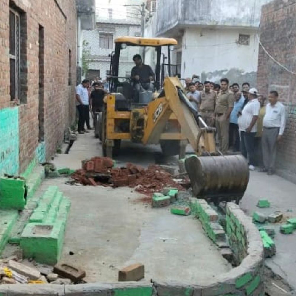 संभल में अवैध मजार पर चला बुलडोजर:हिंदू बस्ती में 10 साल पहले बनी थी, SDM के निर्देश पर कार्रवाई