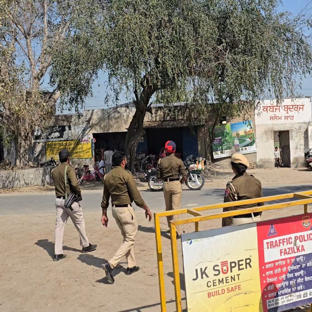 फाजिल्का में नाकाबंदी तोड़कर भागा युवक:पुलिस ने किया रुकने का ईशारा, अगले नाके पर पकड़ा गया बाइक सवार