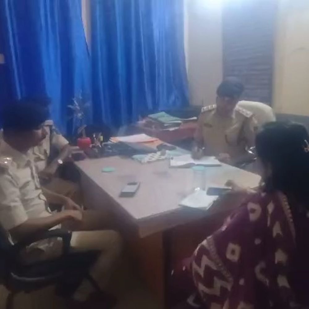 कैमूर में सरकारी वाहन ने बाइक को मारी टक्कर:दैत्रा बाबा स्थान के पास तीन युवक गंभीर घायल, वाराणसी रेफर