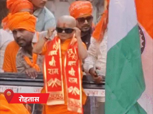 बच्चे का योगी स्टाइल, रामनवमी की शोभा यात्रा का VIDEO:इजराइल का झंडा लहराया, अजगर लपेटकर घूमे लोग, महादेव की बारात में झूमते दिखे भूत