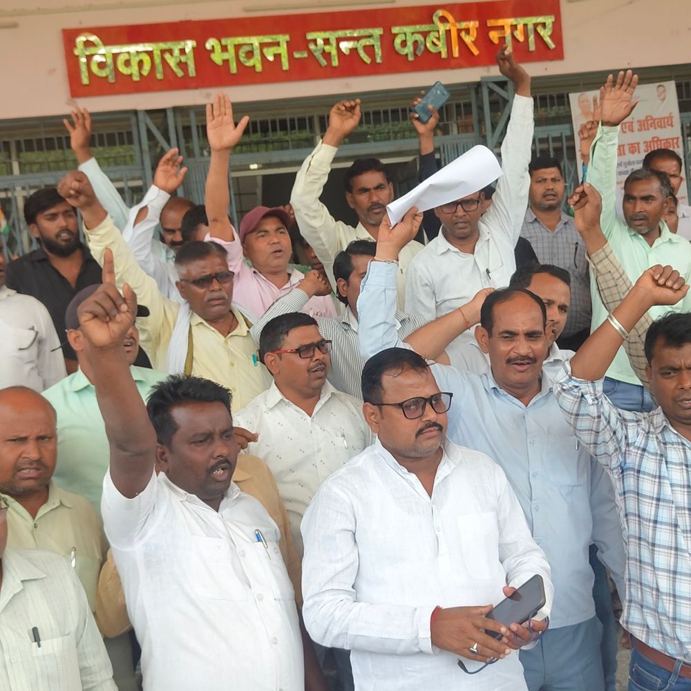 संतकबीर नगर में सफाई कर्मचारियों का प्रदर्शन:DPRO पर भ्रष्टाचार के आरोप, रिश्वत लेते बाबू की गिरफ्तारी के बाद विरोध