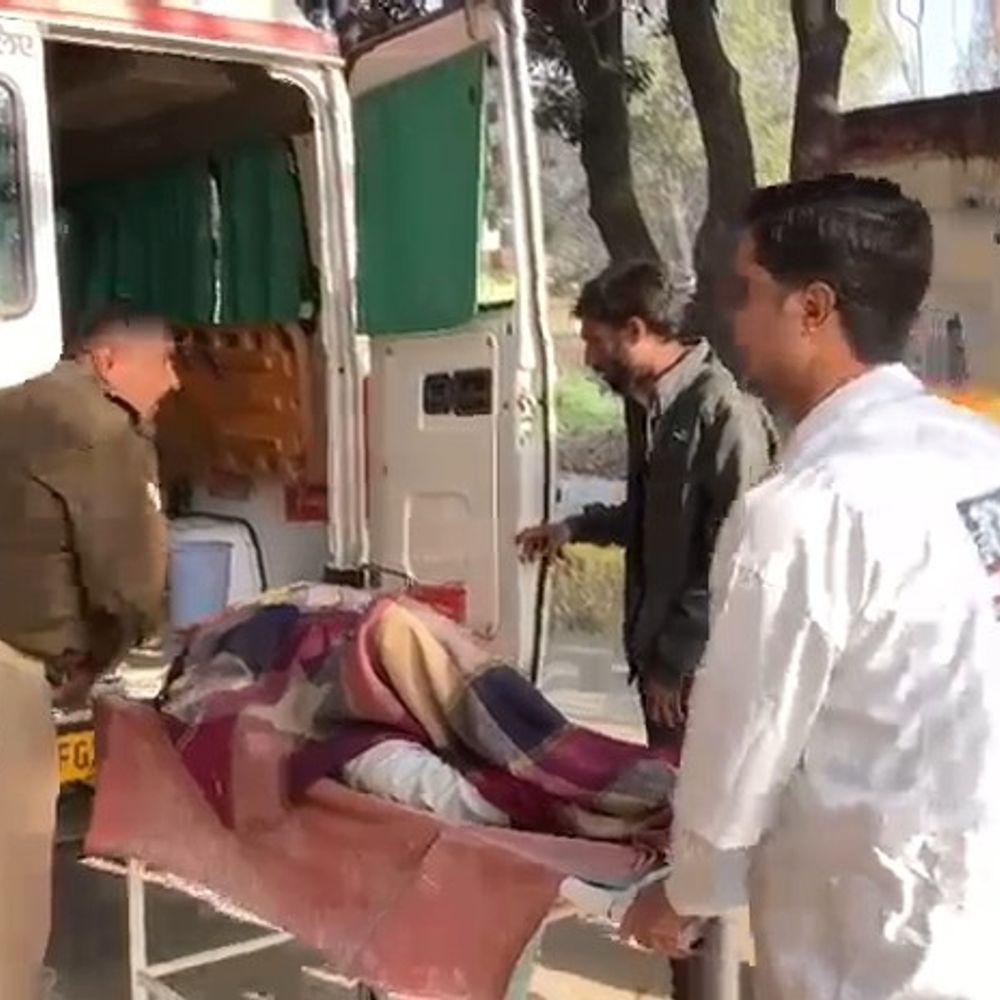 गड्ढे में गिरी बाइक, चाचा की मौत, भतीजा घायल:सीतापुर में घर लौटते समय हादसा, कई घंटे गड्ढे में पड़े रहे घायल