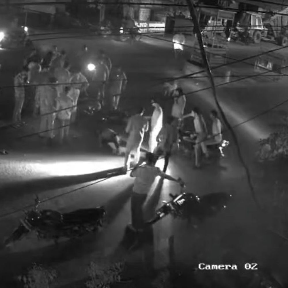 कासगंज में ट्रक से टकराई बाइक, VIDEO:दो घायल, सीसीटीवी में कैद हुई घटना; अलीगढ़ रेफर