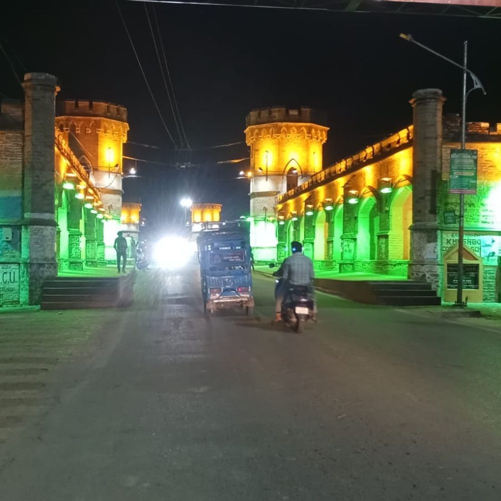 नवरात्रि से पहले जगमगाया 176 साल पुराना ओझला पुल:आकर्षण का केंद्र बना, महंत परशुराम गिरी ने एक दिन की कमाई से बनवाया