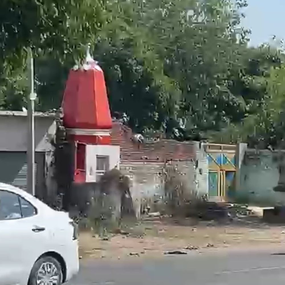 सोरों में मंदिर के सामने मीट बिक्री पर विवाद:कासगंज में बजरंग दल का विरोध, पुलिस ने संभाला मोर्चा