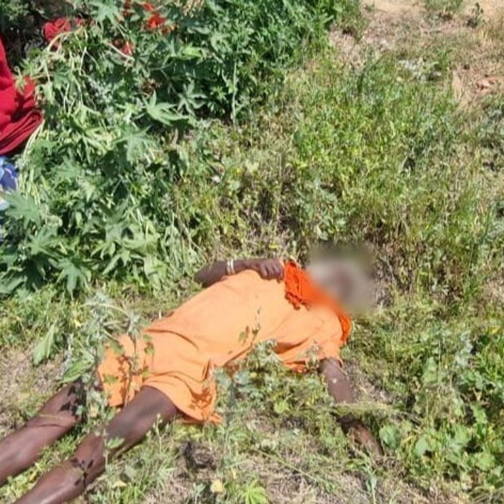 महेंद्रगढ़ में रेलवे लाइन के पास मिला शव:झाड़ियों में पड़ा था, भगवा रंग के कपड़े पहन रखे थे; पहचान नहीं हो पाई