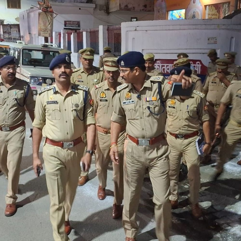 एसपी की अनुपस्थिति में डीआईजी मुनिराज ने संभाला जिला:लूट के घटनास्थल का दौराकर खुलासे के दिए निर्देश, चंदौसी में फुट पेट्रोलिंग