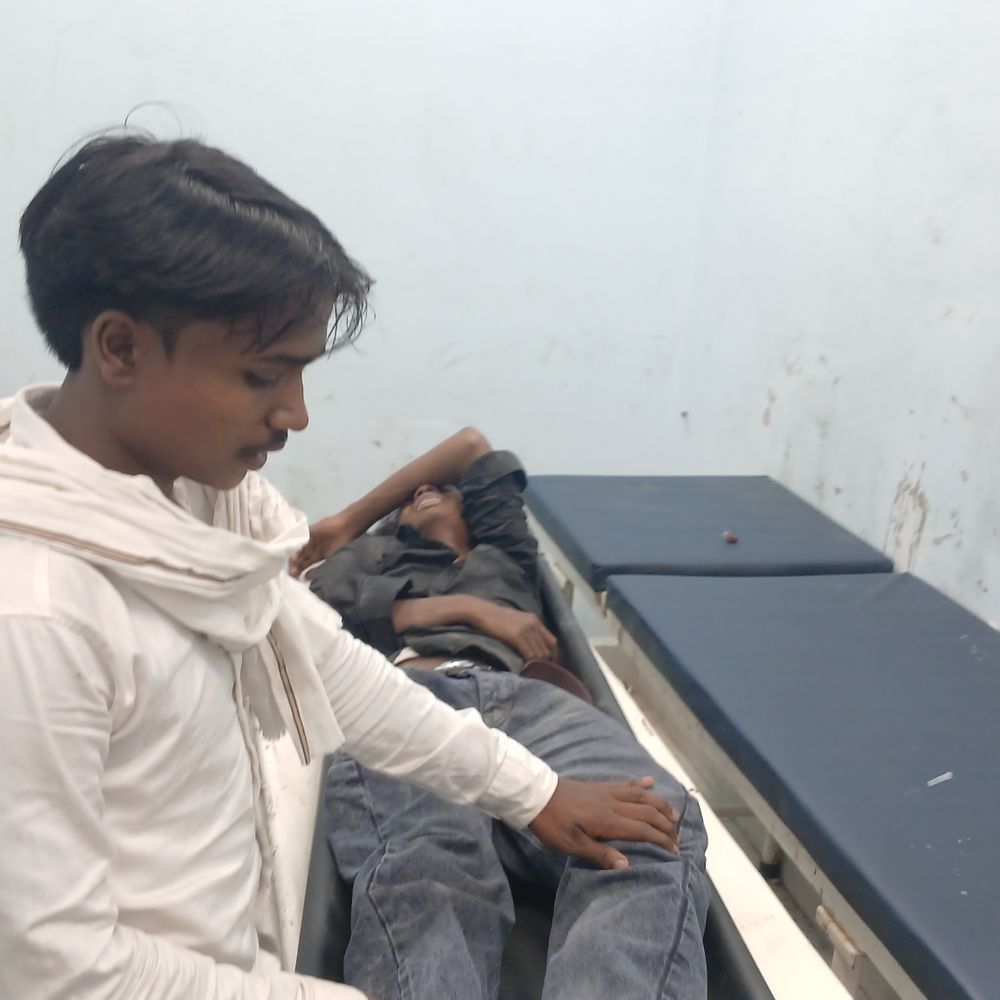 गोपालगंज में पेड़ से टकराई बाइक, 2 युवक गंभीर घायल:उत्तर प्रदेश से लौटने के दौरान हादसा, दोनों मॉडल अस्पताल में भर्ती