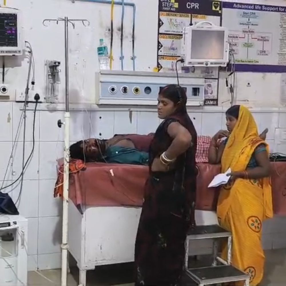 जमुई-खैरा रोड पर ई-रिक्शा-बाइक की टक्कर:4 लोग घायल, 3 की हालत गंभीर, खतरनाक मोड़ बना हादसे की वजह