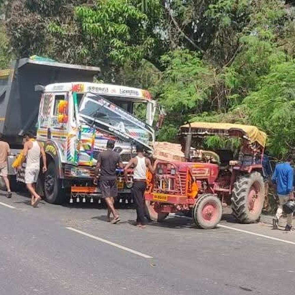 कटिहार में हाईवा-ट्रैक्टर की जोरदार टक्कर:महिला-पुरुष घायल, हालत गंभीर, दोनों चालक फरार