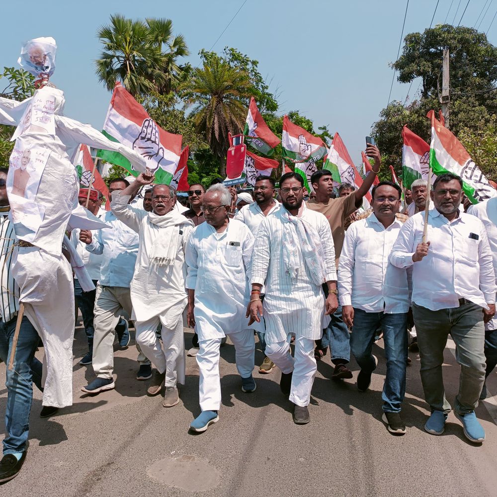 शेखपुरा में गैस किल्लत-महंगाई के खिलाफ कांग्रेस का प्रदर्शन:जिला कांग्रेस कार्यालय से कलेक्ट्रेट तक निकला जुलूस, पीएम का पुतला जलाया