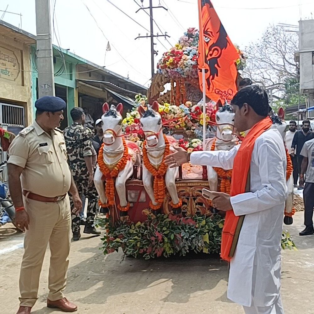 जमुई में शोभायात्रा पर ब्रेक, पुलिस ने रोकी रैली:लाइसेंस न मिलने के बाद कार्रवाई, स्थानीय लोगों में प्रशासन के खिलाफ नाराजगी
