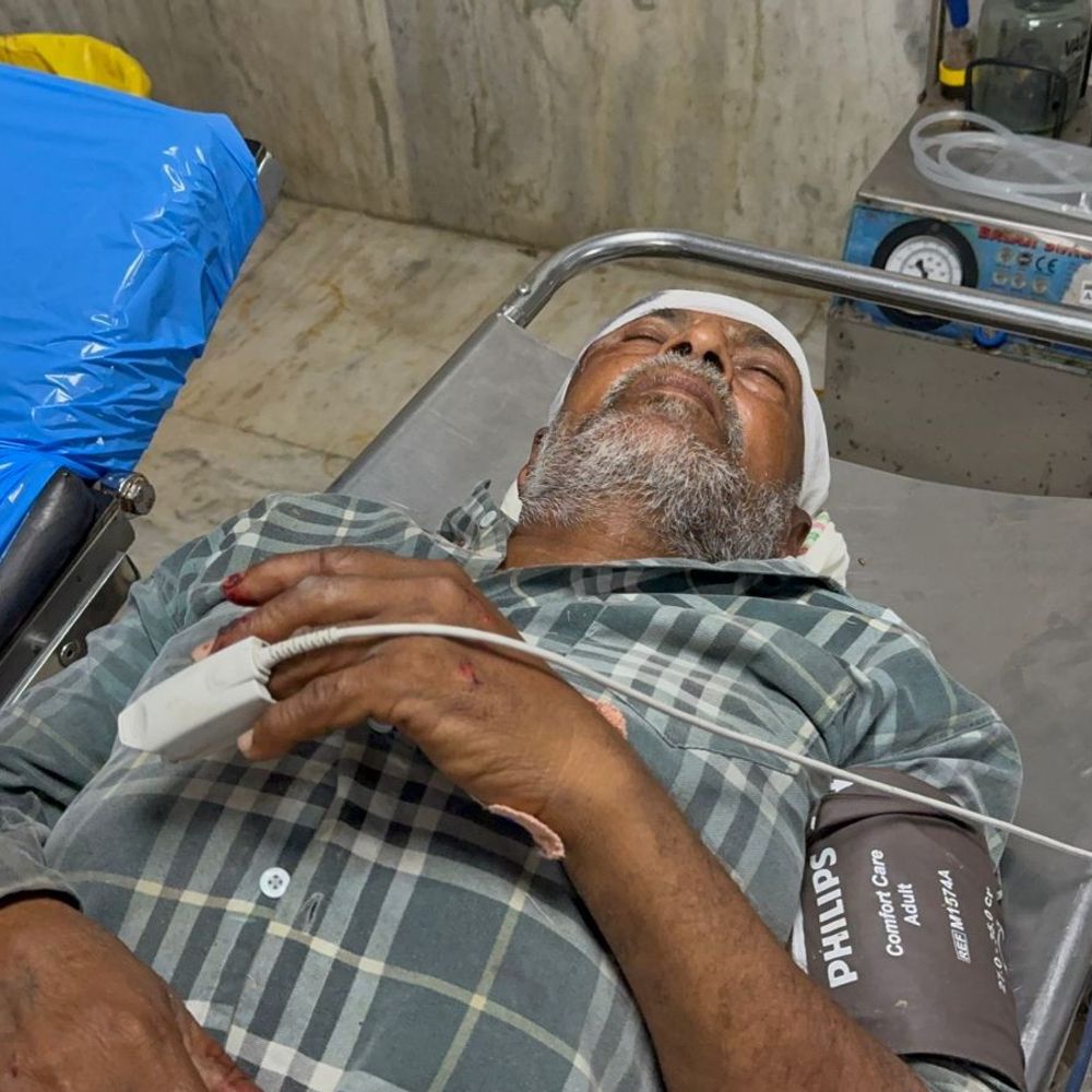 फाजिल्का-फिरोजपुर हाईवे पर बेकाबू होकर गिरी बाइक:काम पर जा रहा व्यक्ति घायल, सड़क सुरक्षा फोर्स ने अस्पताल पहुंचाया, फरीदकोट रेफर