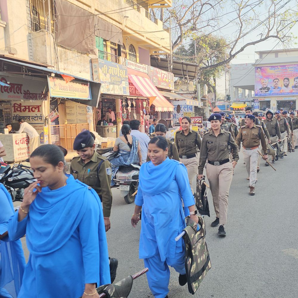 शाजापुर में होली-रमजान से पहले पुलिस का फ्लैग मार्च:शांति और सुरक्षा बनाए रखने के लिए संवेदनशील क्षेत्रों में की गश्त