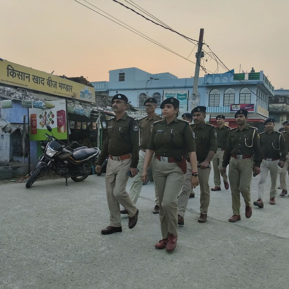 मुजफ्फरपुर में पुलिस का फ्लैग मार्च, हुड़दंगियों को चेतावनी:होली पर शांति व्यवस्था के लिए प्रशासन अलर्ट, शराब तस्करों पर होगी कार्रवाई