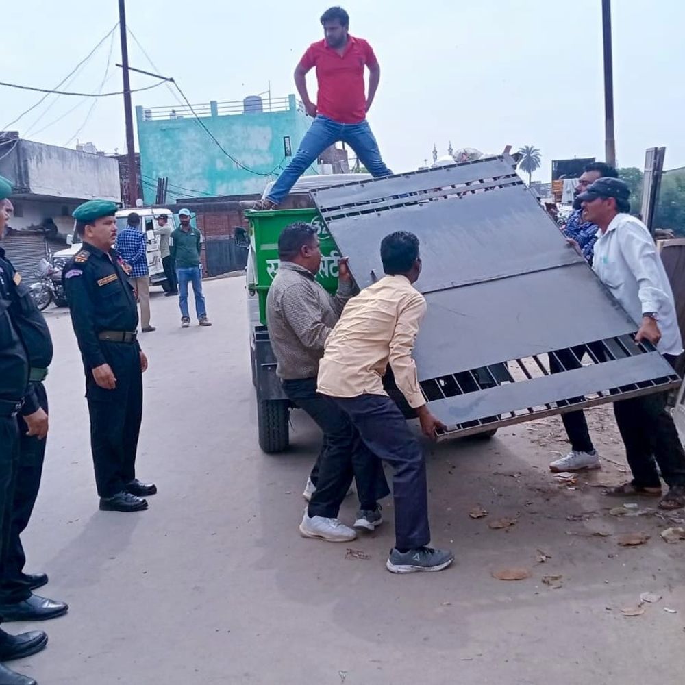 सहारनपुर में अतिक्रमण पर नगर निगम का एक्शन:सड़क से लोहे के गेट जब्त, दो दुकानदारों पर 7500 रुपए जुर्माना