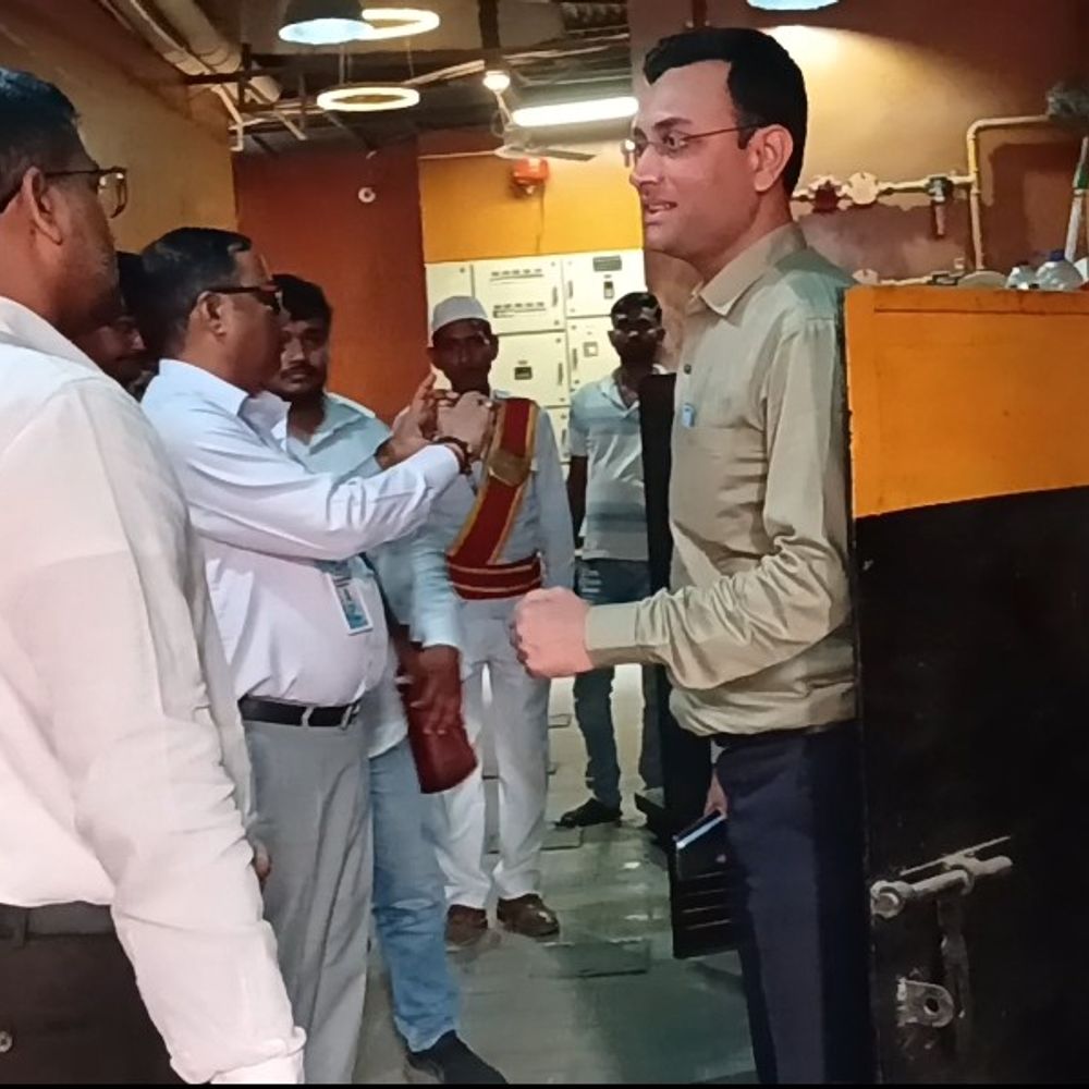 बेतिया प्रशासन ने शहर के होटलों का किया औचक निरीक्षण:रसोई, खाद्य सुरक्षा और गैस सिलेंडरों की हुई जांच, अग्नि सुरक्षा उपायों का किया मूल्यांकन