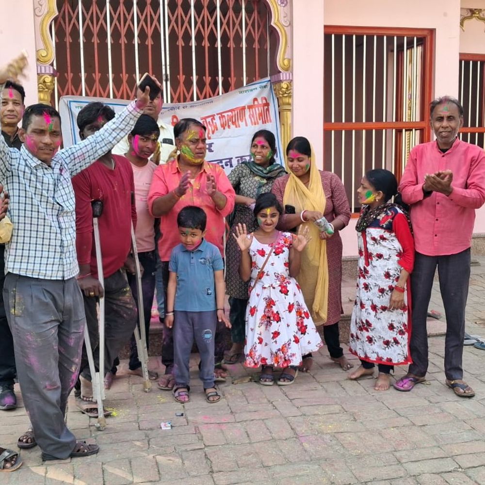 कटिहार में दिव्यांगों ने मनाया होली मिलन समारोह:एक-दूसरे को गुलाल लगाकर दी त्योहार की बधाई