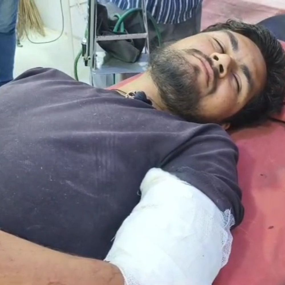 महोबा में दबंगों ने किसान को गोली मारी:खेत में थ्रेसिंग कर रहे युवक पर किया हमला, गंभीर हालत में झांसी रेफर