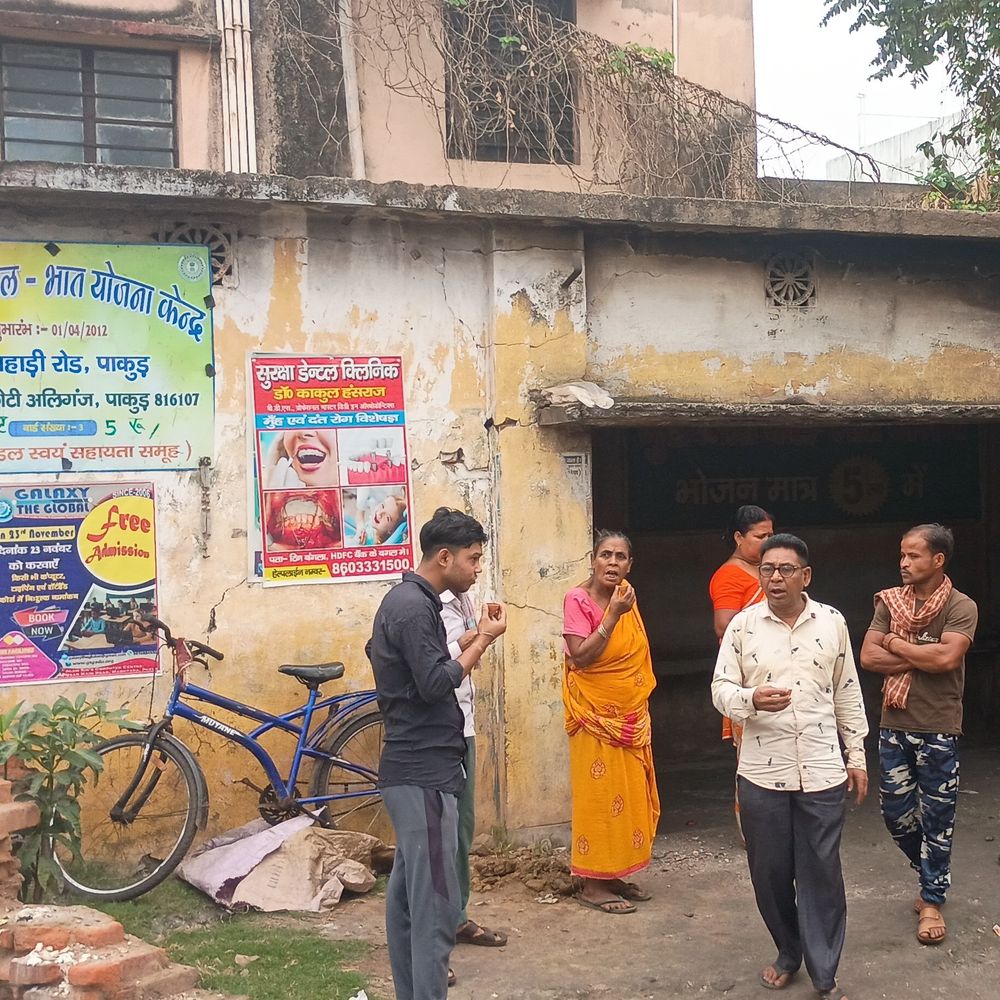 पाकुड़ के मुख्यमंत्री दाल भात केंद्र में तीसरी बार चोरी:ताला तोड़कर हजारों के बर्तन चुराए, केंद्र में रोज 300 लोगों का बनता है खाना