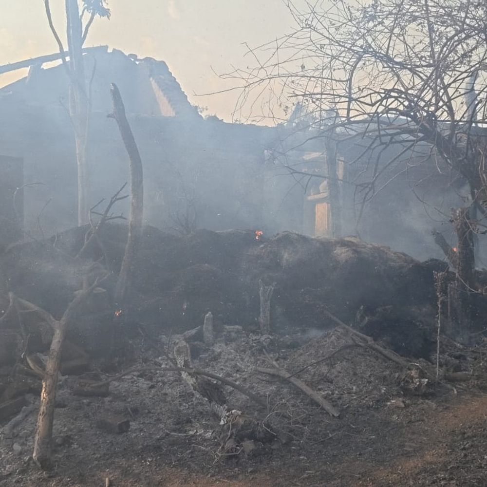 निवास के मटिया टोला में मकान में आग:आठ कमरों का कच्चा घर जलकर खाक