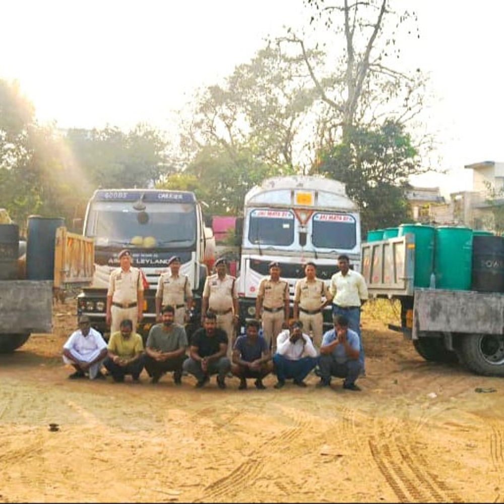 फर्सी फैक्ट्री से 45 लाख का डीजल-पेट्रोल जब्त:47,700 लीटर ईंधन बरामद, कम दाम पर खरीदकर ऊंचे दामों में बेचते थे, 7 गिरफ्तार