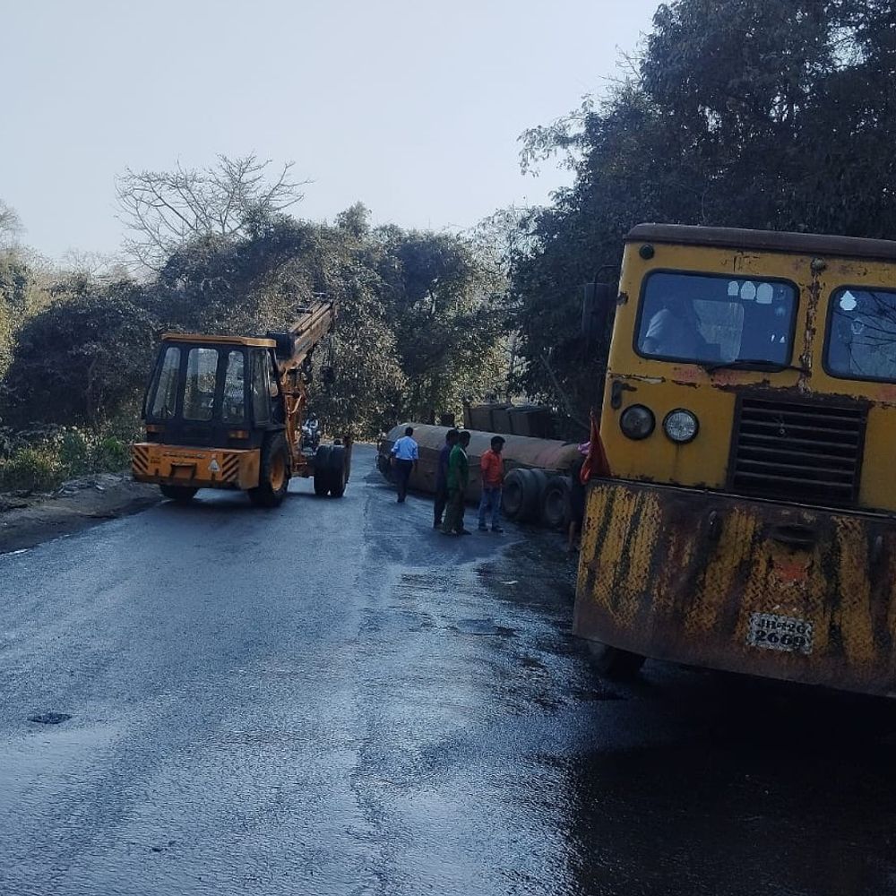 कोडरमा घाटी में केमिकल टैंकर पलटा:चालक और उपचालक सुरक्षित, रांची-पटना मुख्य मार्ग घंटों रहा बाधित