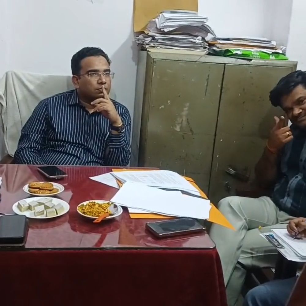 शिकोहाबाद रजिस्ट्रार कार्यालय में आयकर विभाग की टीम पहुंची:दो घंटे तक हुई दस्तावेजों की पड़ताल, अफसर बोले- यह रूटीन का हिस्सा