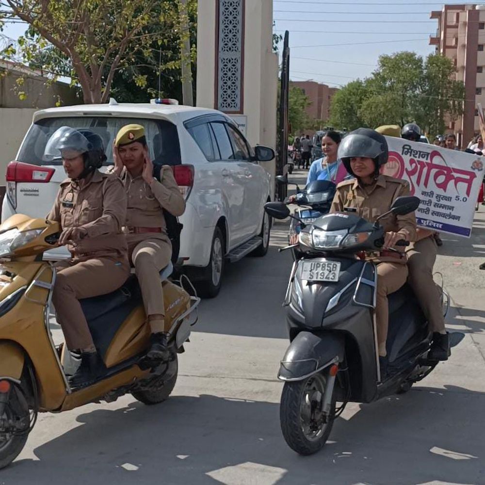कासगंज एसपी ने महिला स्कूटी दस्ते को हरी झंडी दिखाई:मिशन शक्ति अभियान के तहत सुरक्षा का संदेश फैलाया