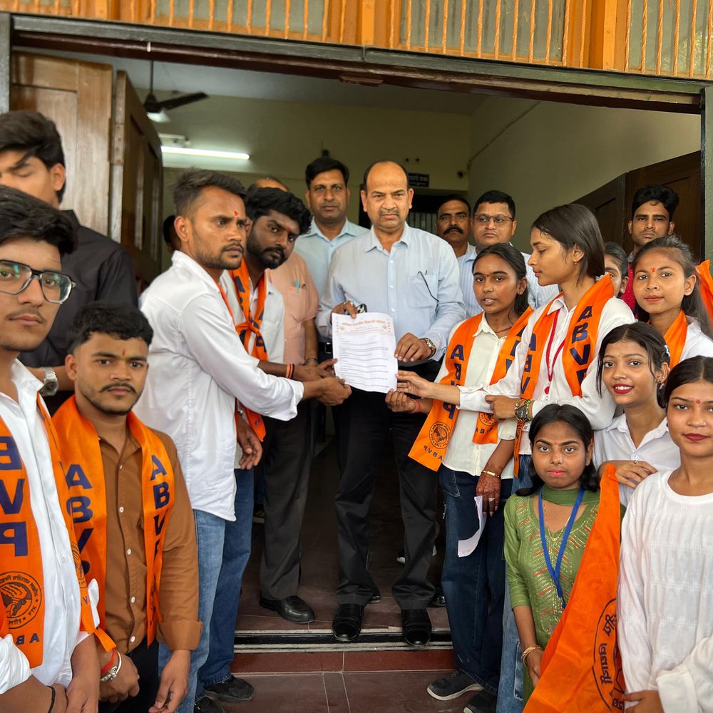 मुरादाबाद में ABVP का हिंदू कॉलेज पर प्रदर्शन:क्लास नहीं चलने, पेयजल व सफाई व्यवस्था पर सौंपा ज्ञापन