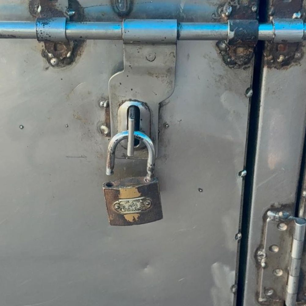 कोरबा चौपाटी में सिलेंडर चोरी, चोरों ने नगदी छोड़ी:पुलिस ने मामला दर्ज किया, सिलेंडर किल्लत से दुकानें बंद होने का खतरा