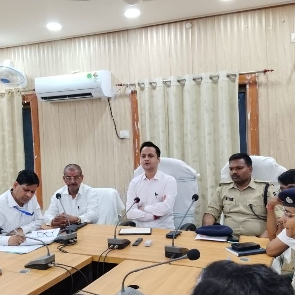 DM ने सिविल सोसायटी के साथ की मीटिंग:मधुबनी में शहरी विकास, पब्लिक मुद्दों पर चर्चा; LPG आपूर्ति में सुधार पर संतोष