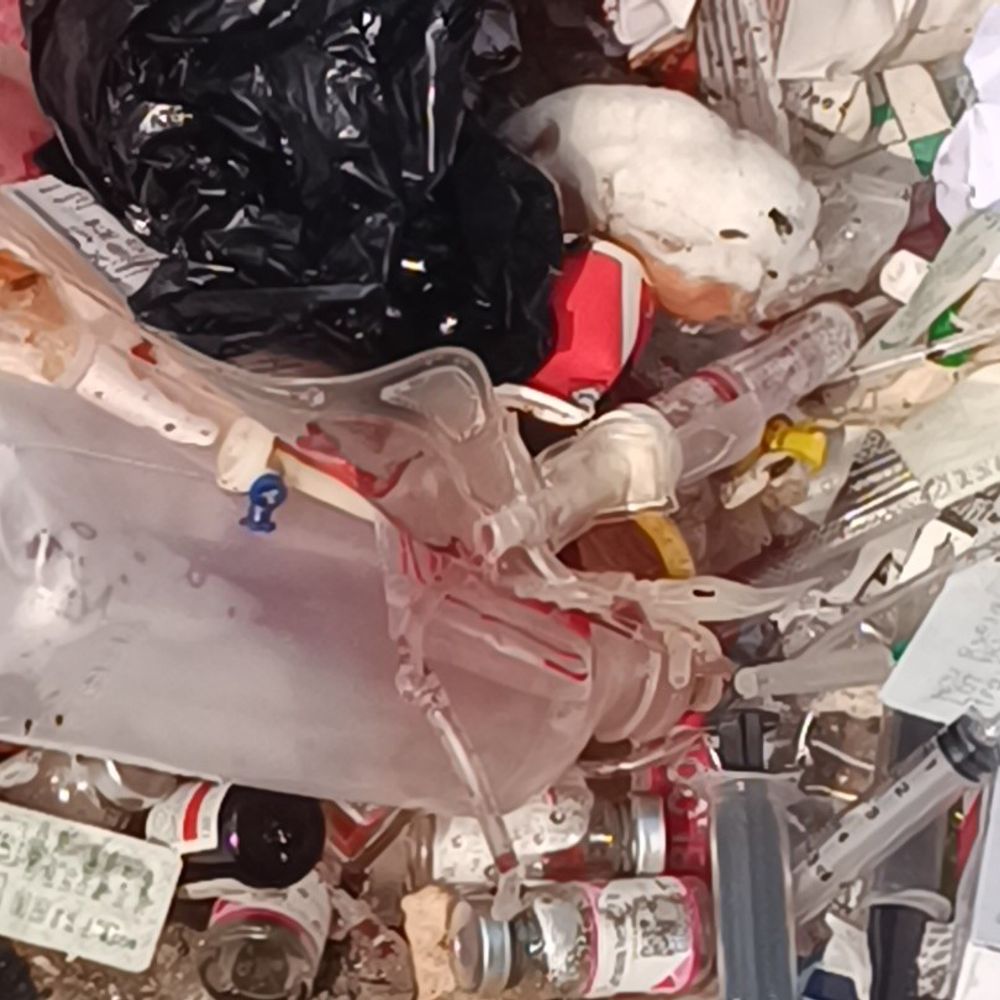 बदबू से सिरदर्द और सांस लेने में तकलीफ-नर्स:पोस्टमार्टम रूम के पास मेडिकल कचरे का ढेर, किशनगंज सदर अस्पताल में संक्रमण का खतरा