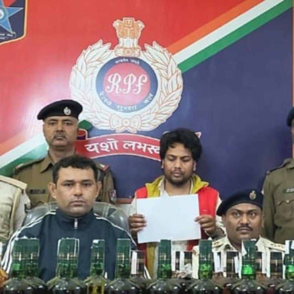 सहरसा रेलवे यार्ड से 22.29 लीटर विदेशी शराब बरामद:RPF-उत्पाद विभाग की संयुक्त कार्रवाई, एक तस्कर गिरफ्तार