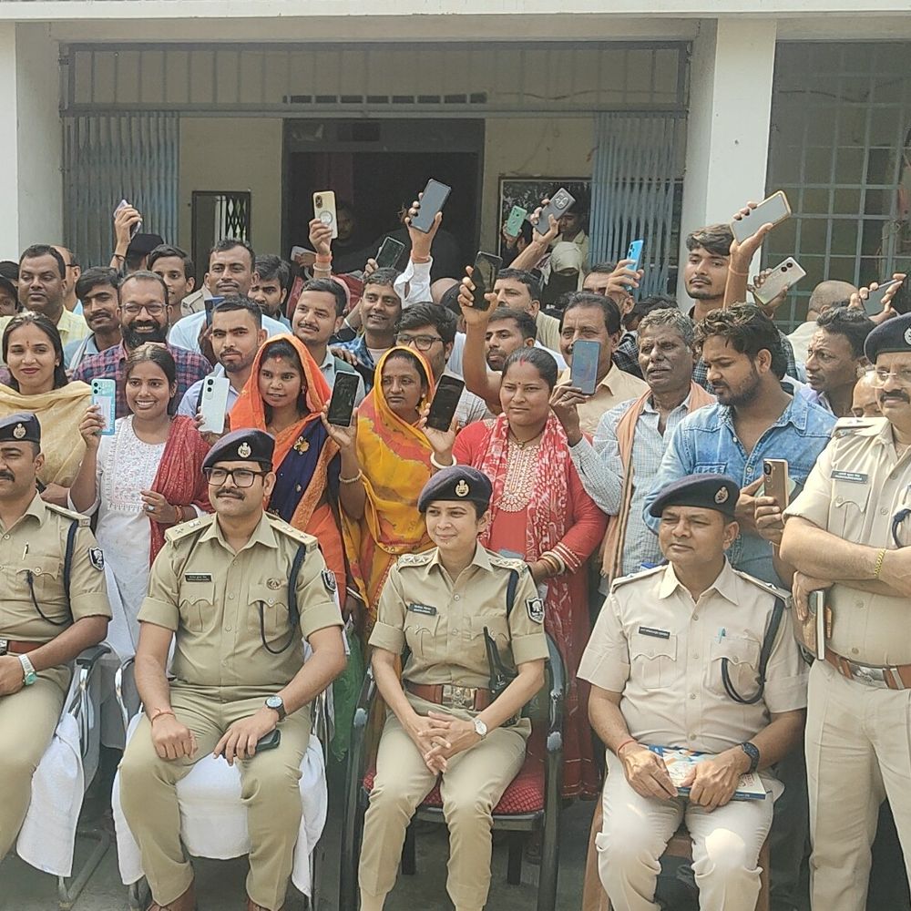 मुजफ्फरपुर पुलिस ने 180 मोबाइल लौटाए:युवाओं के चेहरों पर खुशी दिखी, ऑपरेशन मुस्कान के तहत कार्रवाई