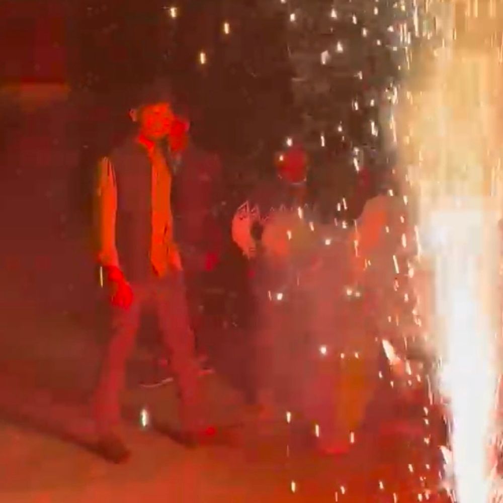 भारत की ऐतिहासिक जीत पर गोंडा में जश्न:हाईवे पर लोगों ने जमकर आतिशबाजी की, पुलिसकर्मियों ने भी देखा मैच, जीतने पर नाचे