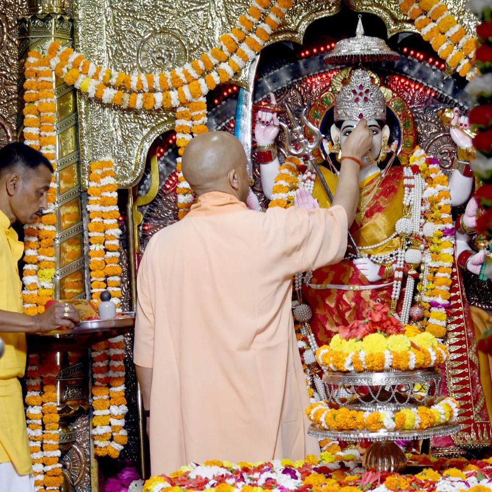 8 तस्वीरों में देखें सीएम योगी का बलरामपुर दौरा:मां पाटेश्वरी मंदिर में दर्शन किए, गौशाला में गायों को खिलाया घास और गुड़