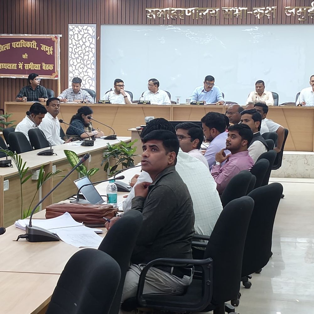 जमुई में समृद्धि यात्रा की तैयारी तेज:डीएम ने योजनाओं की समीक्षा की, सात निश्चय-2 पर जोर, सोलर स्ट्रीट लाइट में लापरवाही पर कार्रवाई के निर्देश